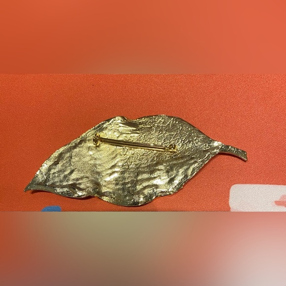 Vintage Leaf Brooch In Gold Tone - Picture 3 of 4
